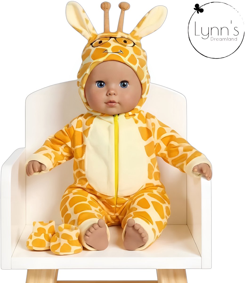 Lynns poppenkleertjes - Geschikt voor Babypop - Gele onesie - Giraffe - Outfit voor 43cm pop - Met slofjes - In cadeauzakje